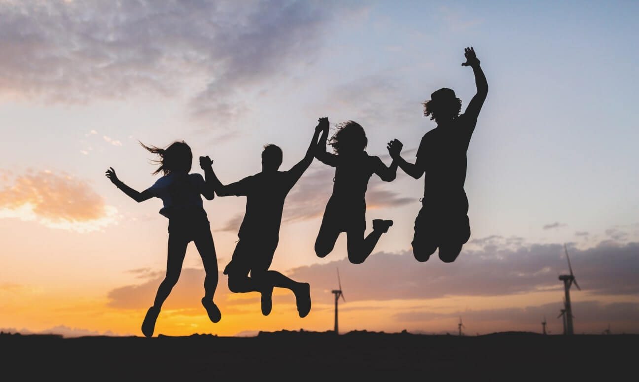 happy-friends-silhouettes-jumping-sunset
